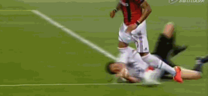 伊布米兰德比进球全回顾罚点前遭国米球迷激光灯照顾成经典