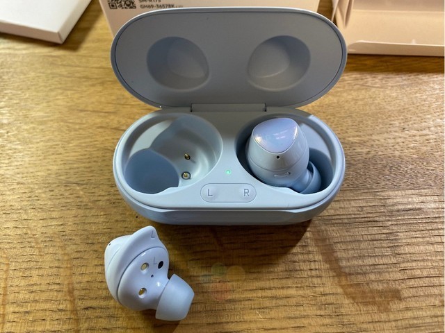 三星galaxy buds 真机照曝光 入耳式设计