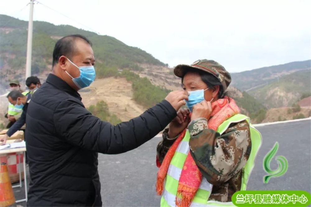 兰坪县委副书记,县长刘雪松在检查各交通站点时给通甸镇河边村的执勤