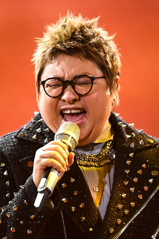 韩红不再西装革履,嘻哈风现身机场,可爱萌翻众人