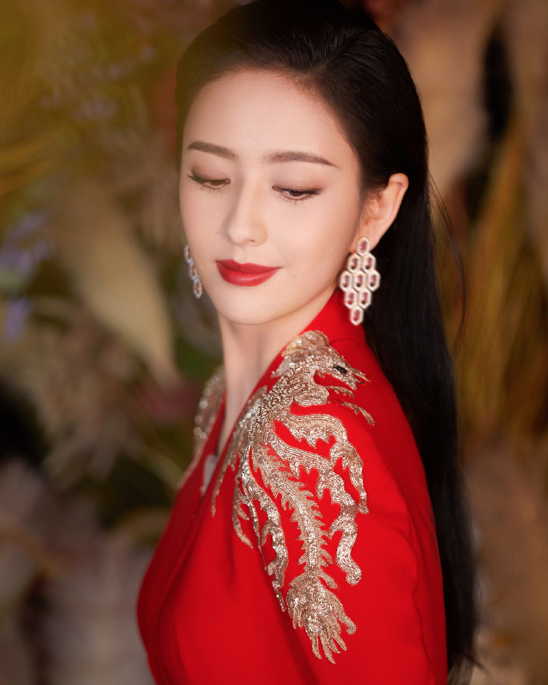 精致的妆容搭配红唇,瞬间变得妩媚迷人,丝毫看不出36岁的样子,太美了!