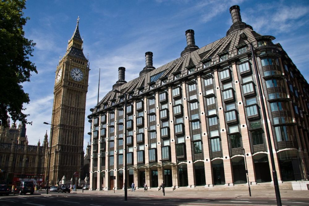 狐狸乘坐自动扶梯潜入英国政府大楼,议员们开启"吃瓜模式"