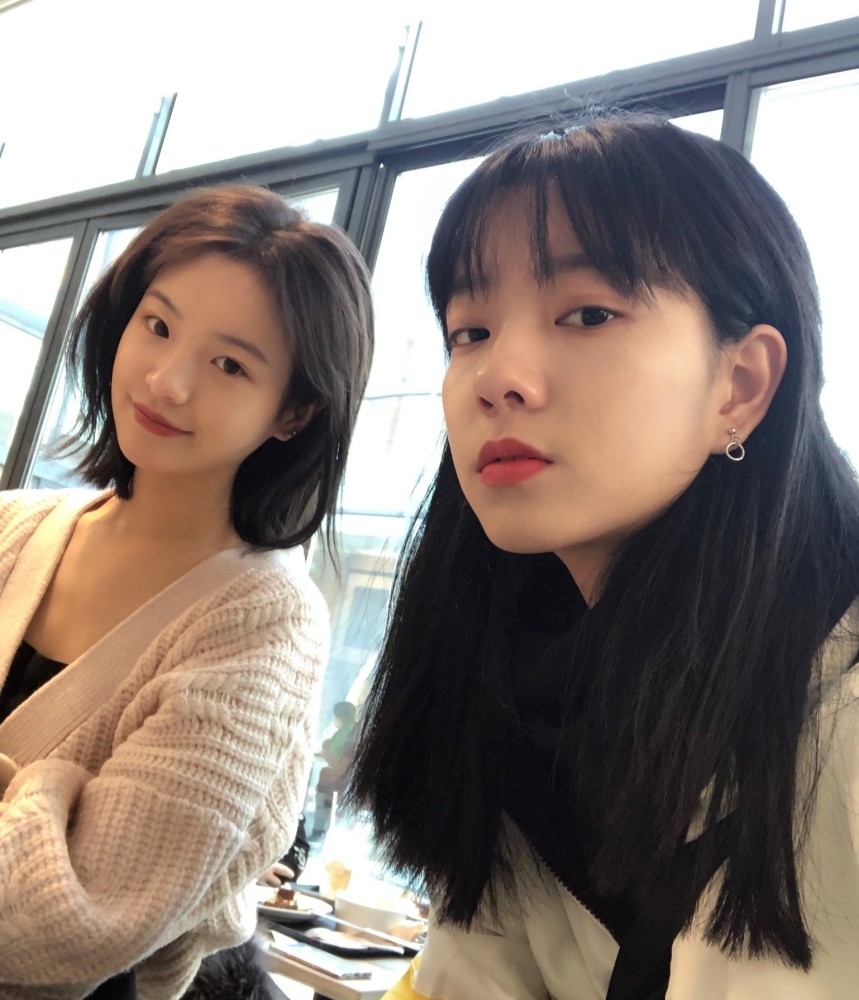 李庚希更新和朋友的游玩日常照,没想到网友却被旁边的