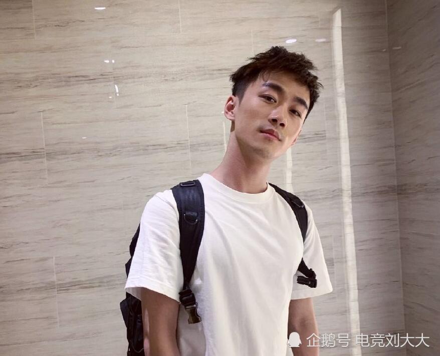 和平精英:不求人落地被路人队友抛弃,以一敌四后队友的反应很真实