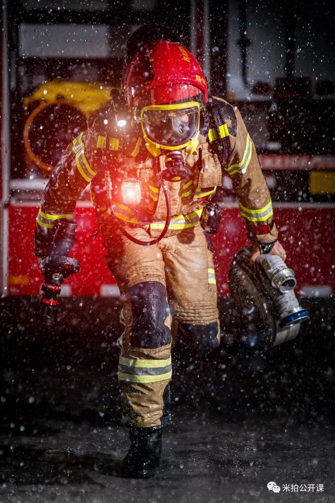 消防员自学摄影,拍出震撼全网的救援