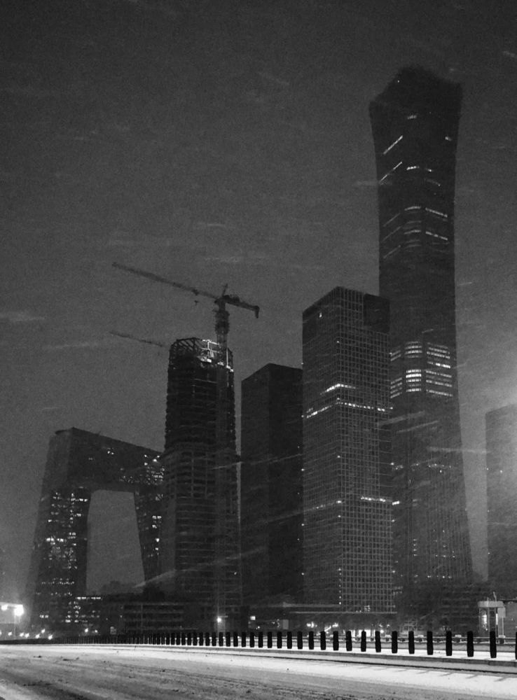 从现在的北京开到旧时的北京,不知道这样的场景会留存多久.