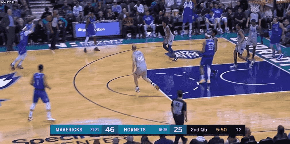 在独行侠客场挑战黄蜂的比赛中,塞斯-库里迎来大爆发——全场比赛他三