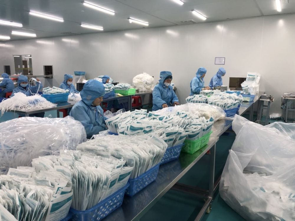 口罩工厂的"生死时速":生产线24小时连轴转,老板前台齐上阵打包