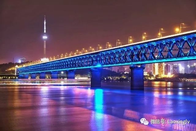 现在长江第一桥——武汉长江大桥的夜景