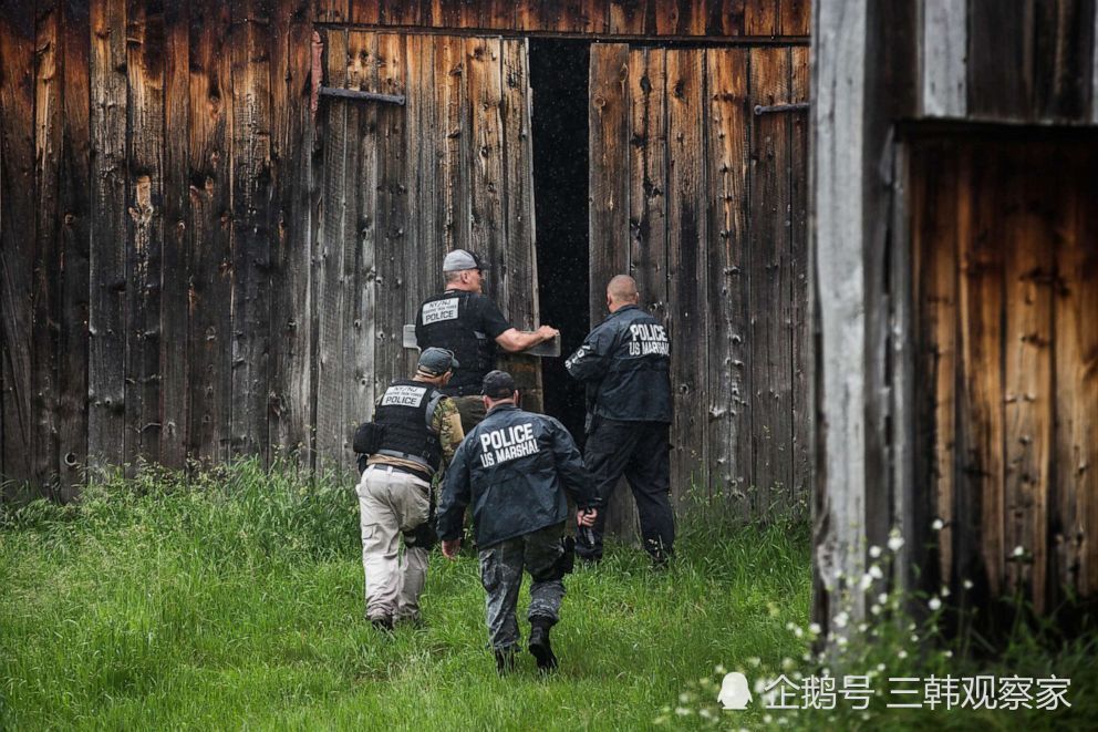 女狱警同时爱上两名男囚,帮他们成功越狱自己却进了监狱