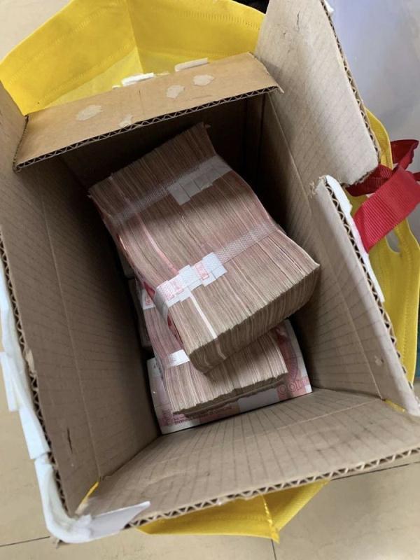 "硬核"大爷扔下50万现金转身就走