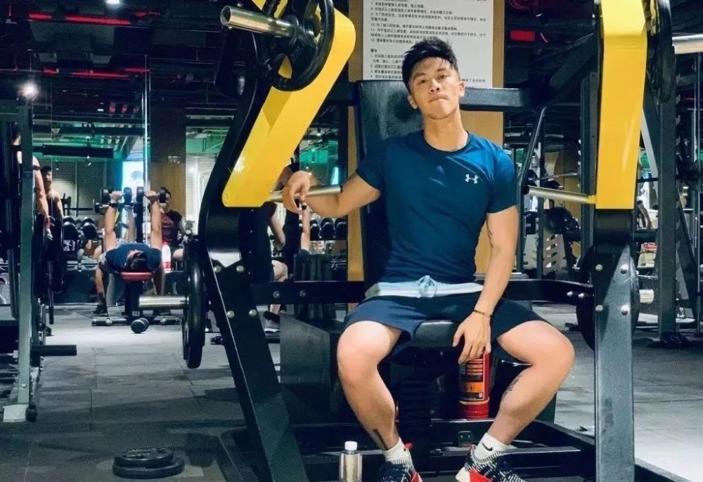 探访"健身房" 直扒腹肌东北大男孩