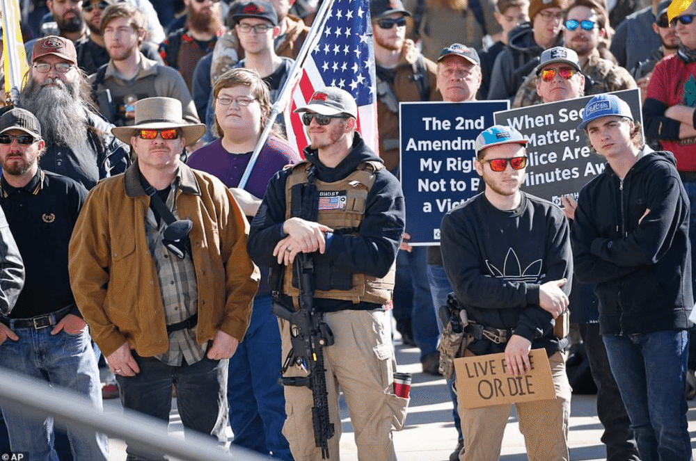 美国民众武装集结议会大厦反对禁枪,其中不少特朗普支持者
