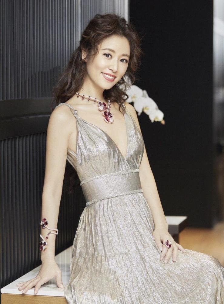44岁林心如御姐范十足,卷发配吊带连衣裙,奔五年轻越发成熟优雅