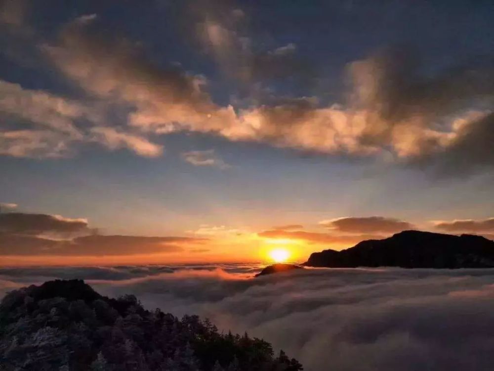 夜色当空 夕阳的余光照耀山顶 背景映衬这圆月 好一幅"日照金山"图