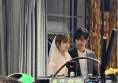 这次不仅有结婚镜头的照片,还有肖战饰演的"顾魏"亲吻杨紫饰演的"
