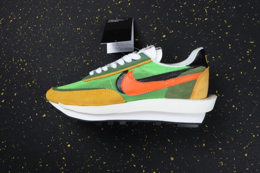 网纱皮面拼接!sacai x nike 联名解构双色勾走秀款!