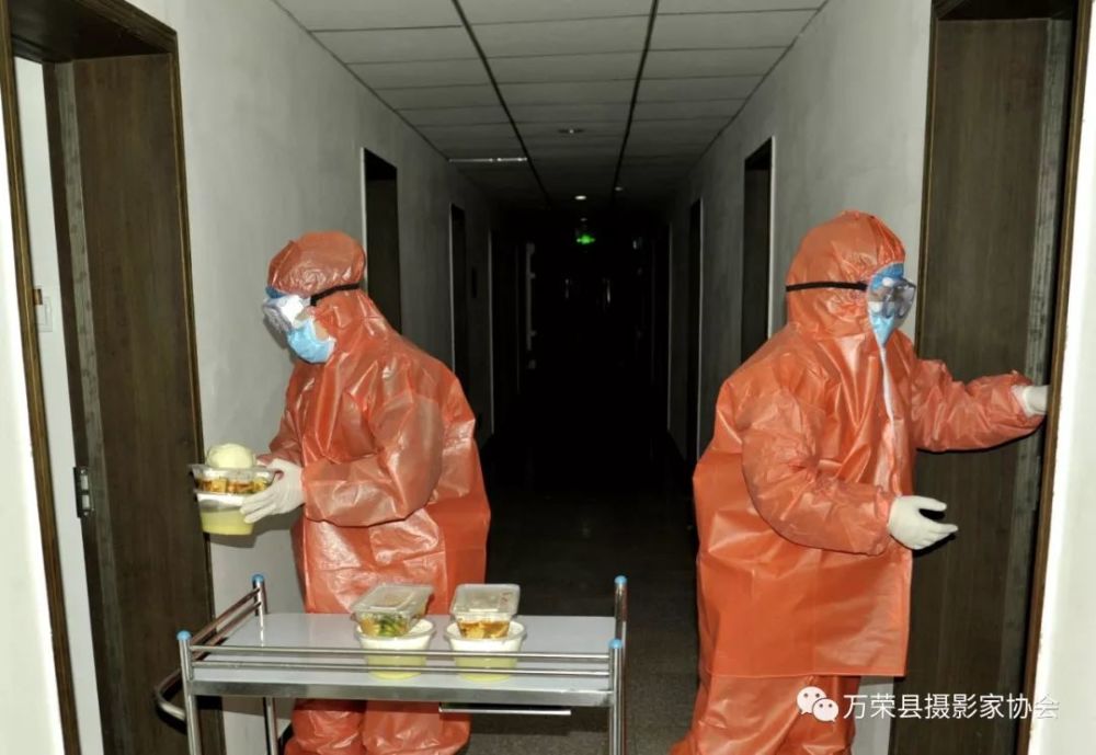 2月6日,县疫情防控隔离区医护人员为被隔离人员每天定时测量体温.