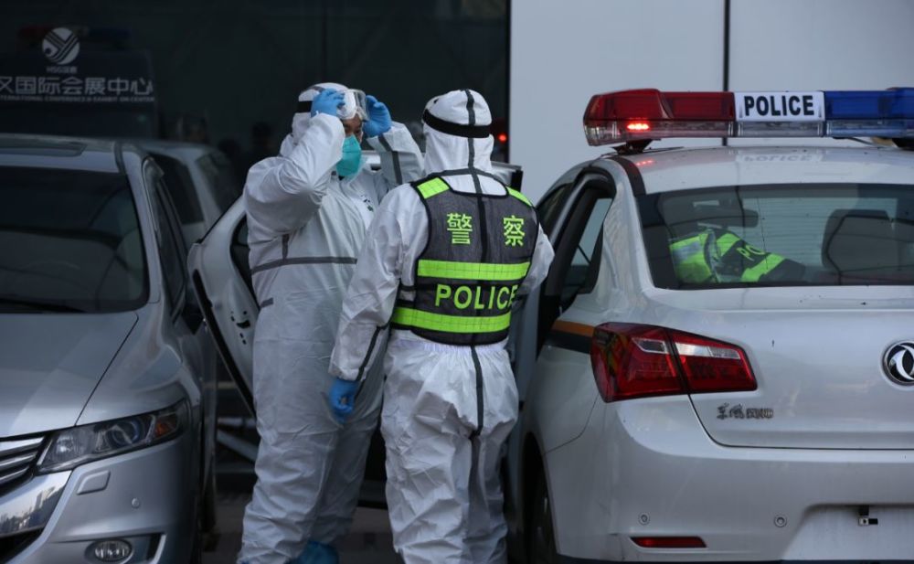 记者探访江汉方舱医院执勤民警:防护服 警用雨衣 全天侯守护医院安全