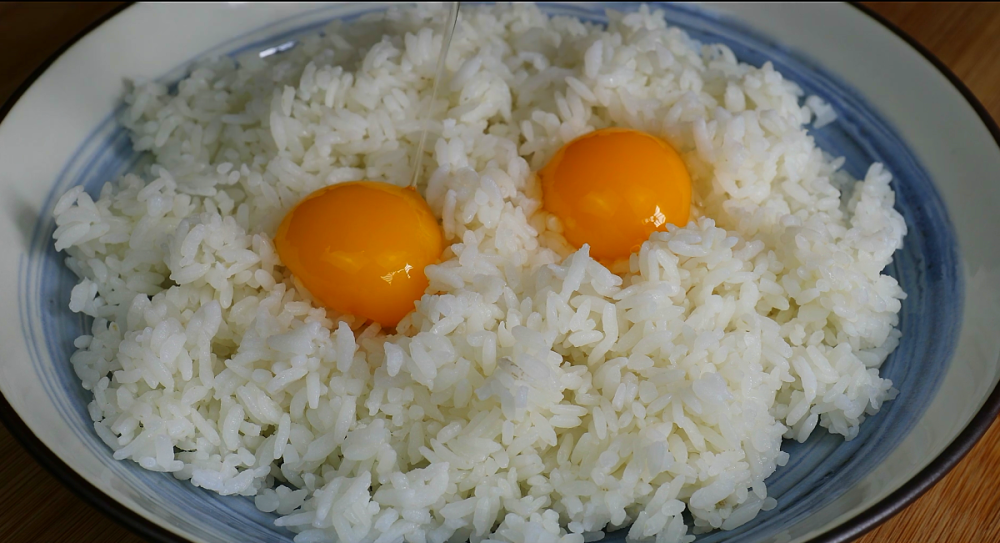 剩米饭不要直接炒了,加2个鸡蛋,筷子搅一搅,上桌瞬间被扫光