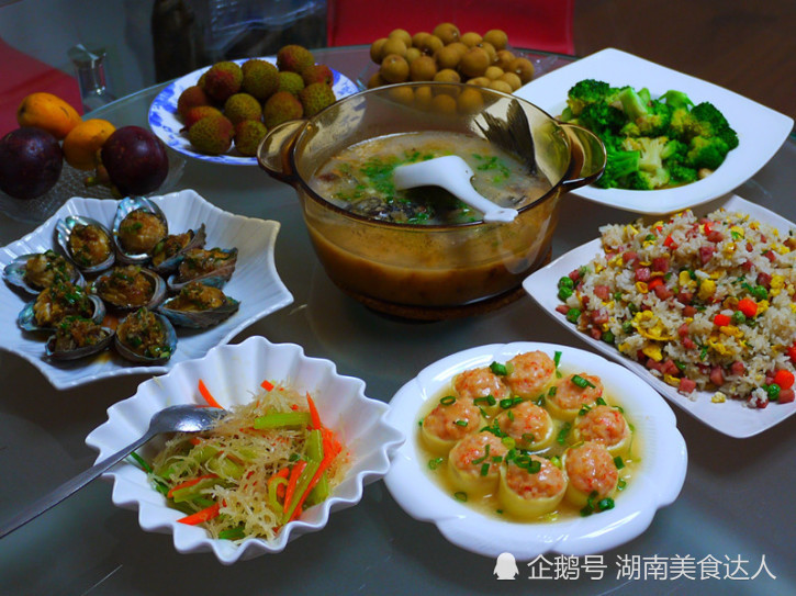 第二天:竹荪鲫鱼汤,清蒸鲍鱼,虾蓉玉子豆腐,招牌蛋炒饭,炒西兰花,凉拌