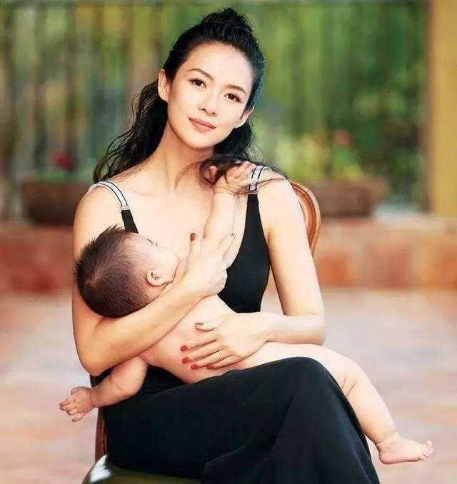 章子怡晒儿子满月照,一个细节引发热议,网友:当妈的心