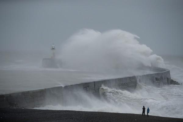 英国遭遇飓风侵袭 导致国内许多河流溃堤