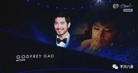 高以翔女友bella也发了这张照片,并配上了天使的表情.