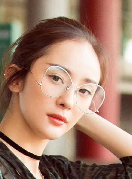 那么到底脸上有哪三种特征,戴眼镜才会更好看呢?
