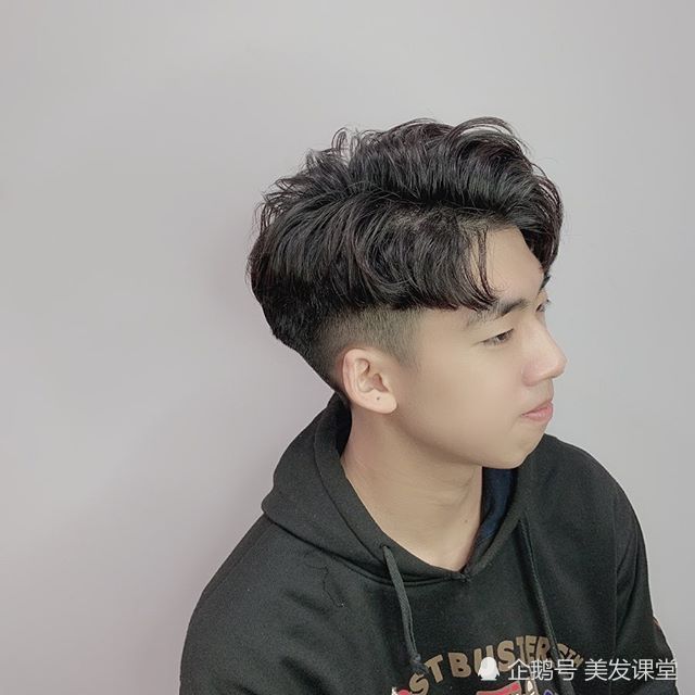 男生流行逗号头,简约时尚又减龄,00后都喜欢剪这样的发型