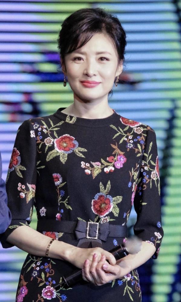 著名主持人周涛真会穿,穿刺绣印花连衣裙高级优雅,显东方女性美