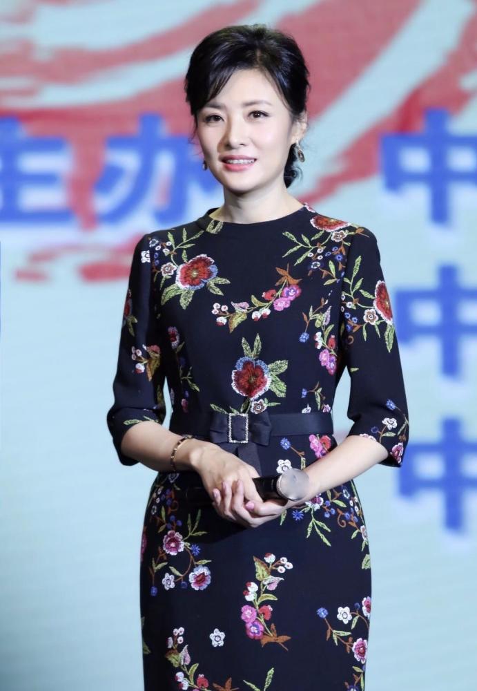 著名主持人周涛真会穿,穿刺绣印花连衣裙高级优雅,显东方女性美