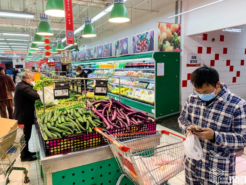 这几天超市奇景百出:全是男的在笨拙买菜 女的在家躺着遥控指挥