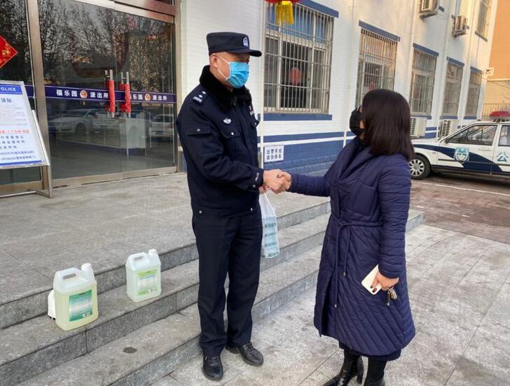 暖!唐山热心市民为"抗疫"一线的民警送物资