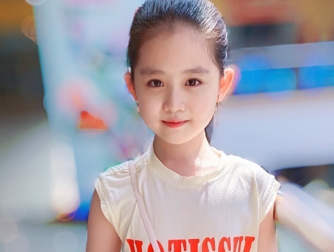 有种逆袭叫孙怡"女儿",11岁颜值落落大方,撞脸杨颖小时候!