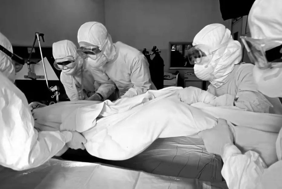 2003年"非典"老照片:患者死前无法见到亲人,图9处理患者遗体