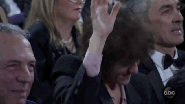 而台下这些电影圈大腕的反应也是十分有趣.