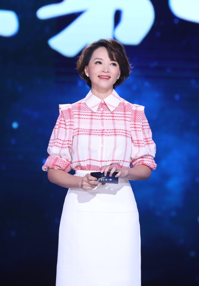 46岁董卿罕见"放开",身穿红色高开叉礼服,胸下全是大长腿