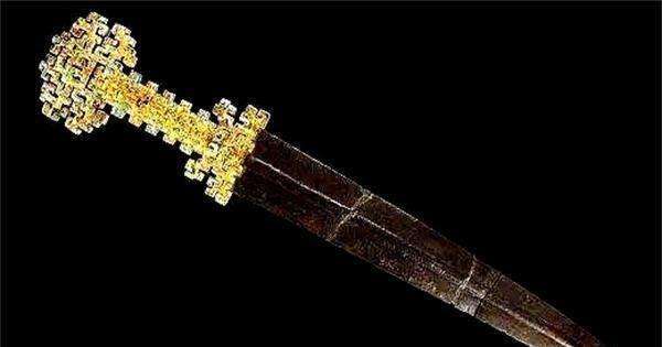 古墓出土一把距今2000年的纯金宝剑,专家:它旁边的废铁价值更高