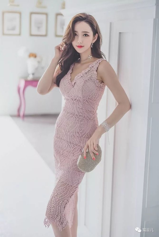 精品美图每日分享:v领蕾丝修身连衣裙的气质女生