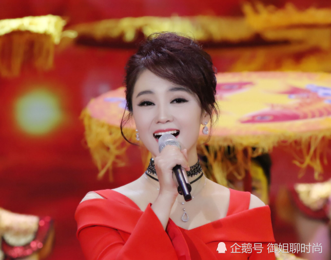 玖月奇迹王小玮身材丰满又敢穿,一袭蕾丝黑裙性感高级