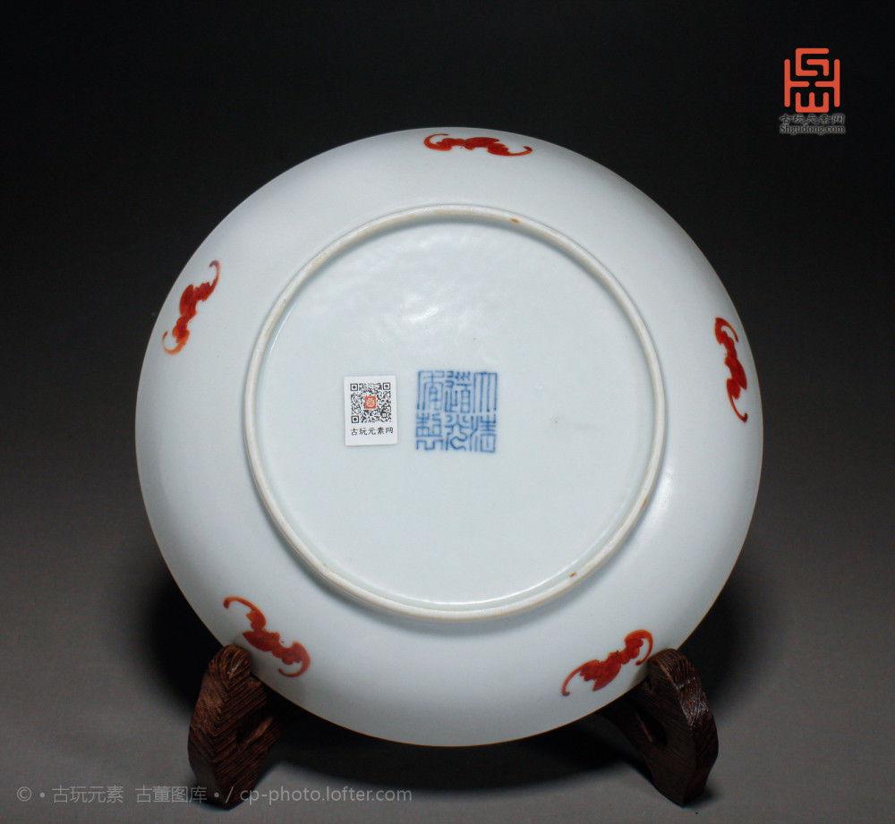 外壁等分矾红绘五只蝙蝠.底青花"大清道光年制"篆书款.
