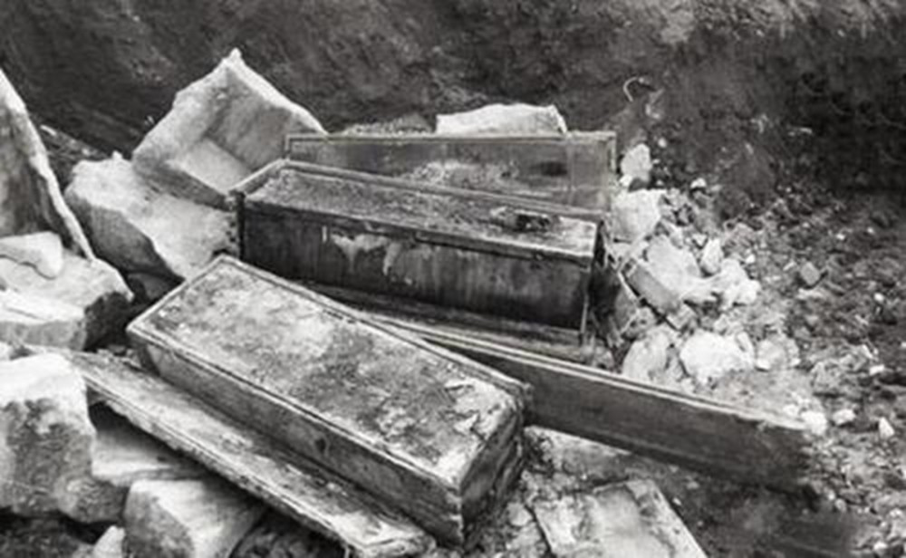 李鸿章的坟墓被村民炸开,遗骸被拖出来游街,直到尸骨散尽