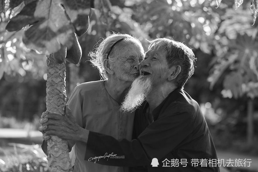 生死之恋:照片记录这对老人从相爱到相离