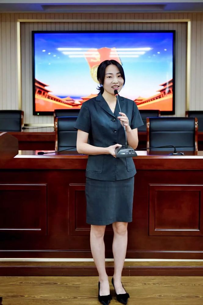 王莹 是建德法院刑庭的一名干警 同时,她还是一位警嫂