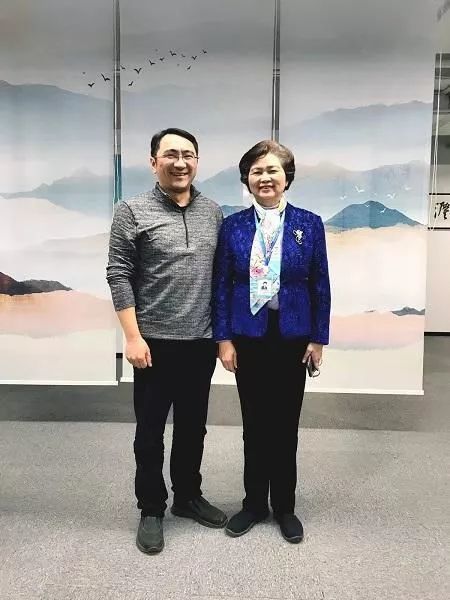 郑杰和母亲李兰娟院士的合照