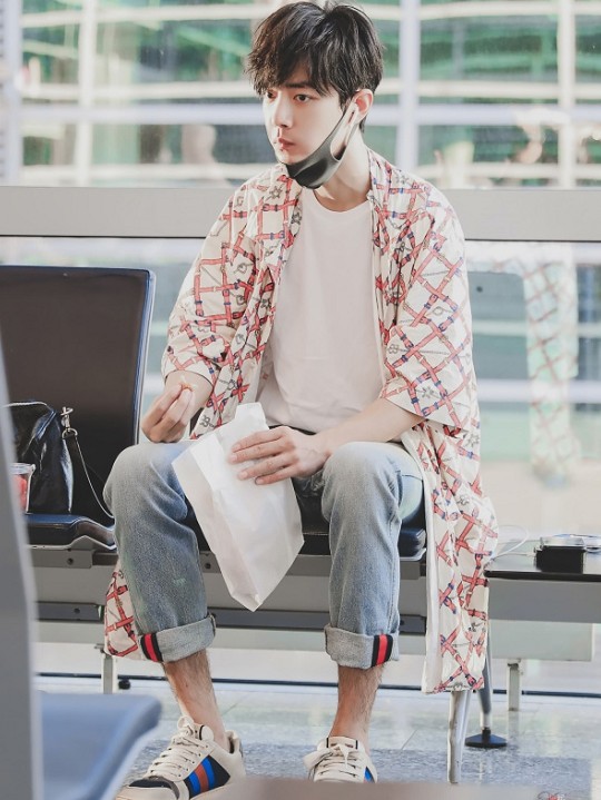 朱正廷和肖战,身高都是183cm,穿同款gucci衬衫,却帅的风格不同