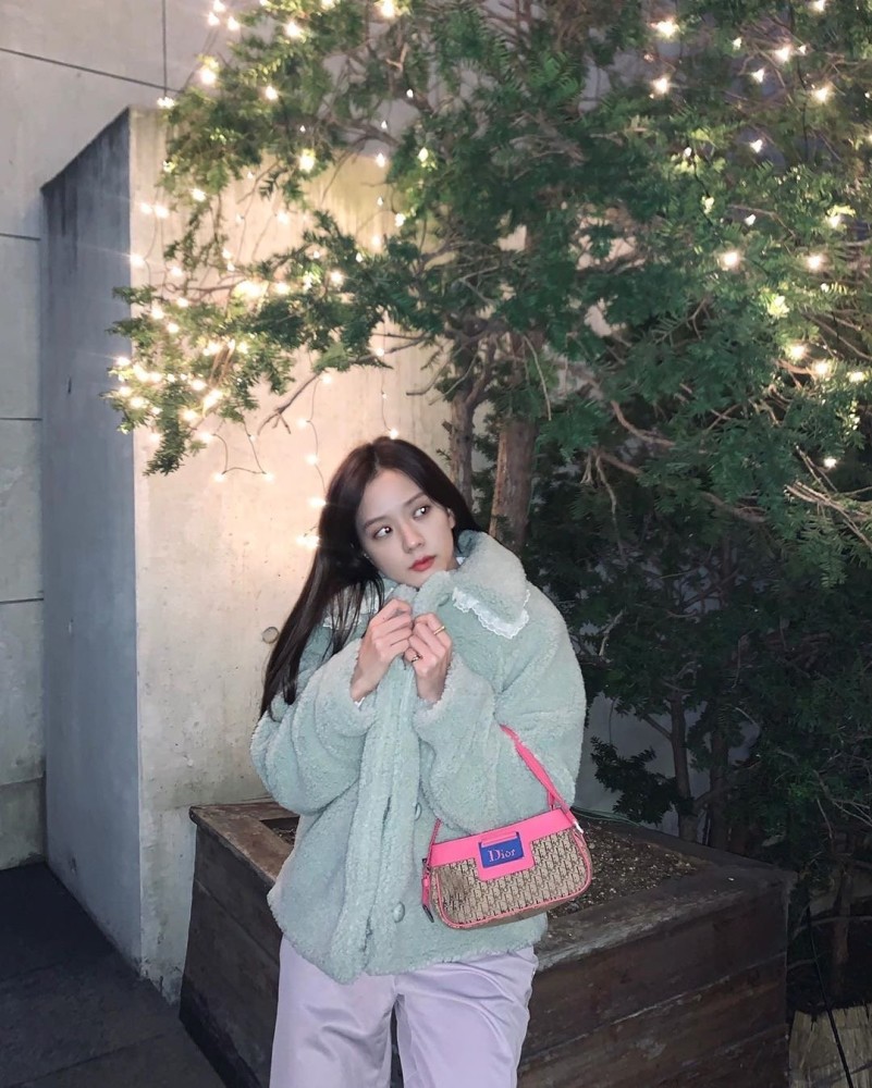不愧是粉墨门面当担,jisoo颜高气质佳,私服不输珍妮lisa!