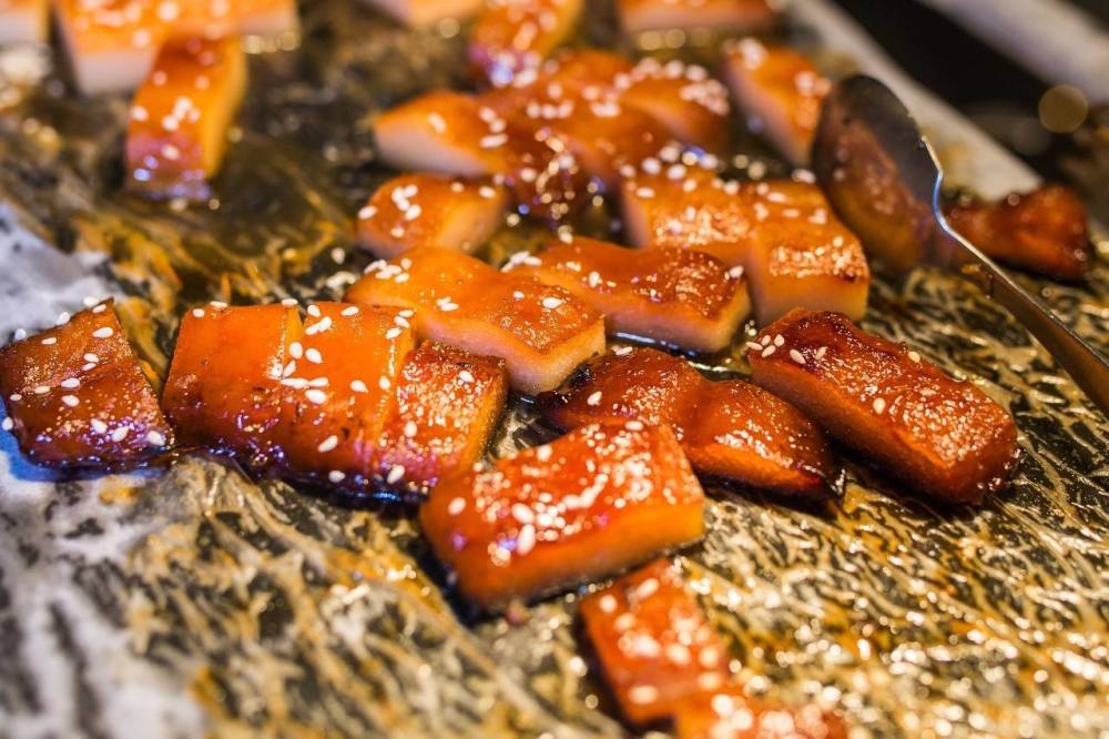 日本美食种类繁多,烤鳗鱼为啥颇受关注?看完制作过程就明白