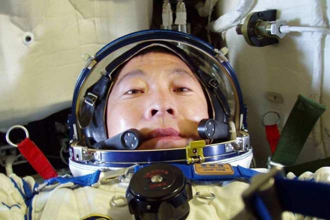 这次登陆月球,我国派出的宇航员叫杨利伟.